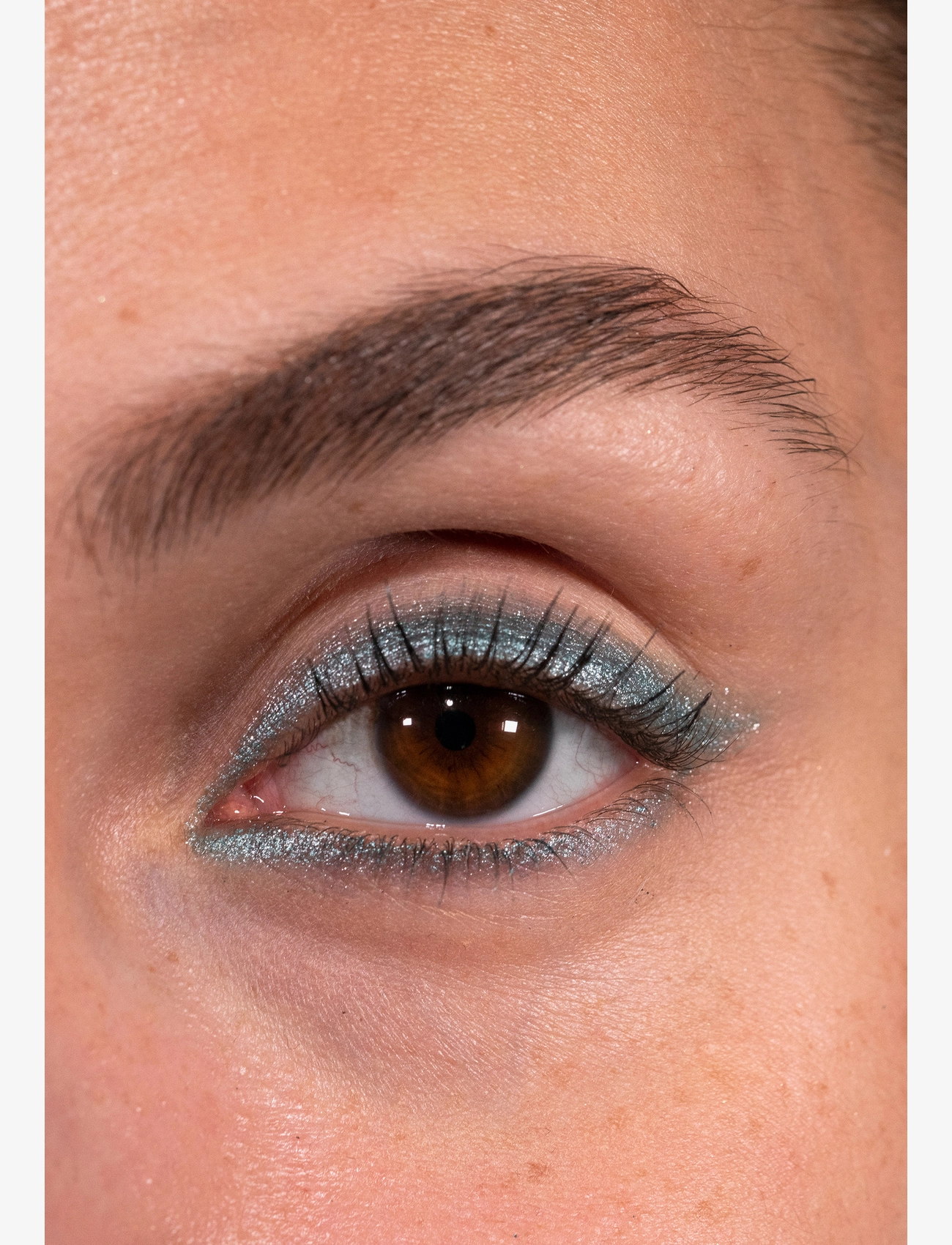 LH Cosmetics - Crayon waterproof eye & lip pencil - redo för date night - risha ice blue metallic - 2