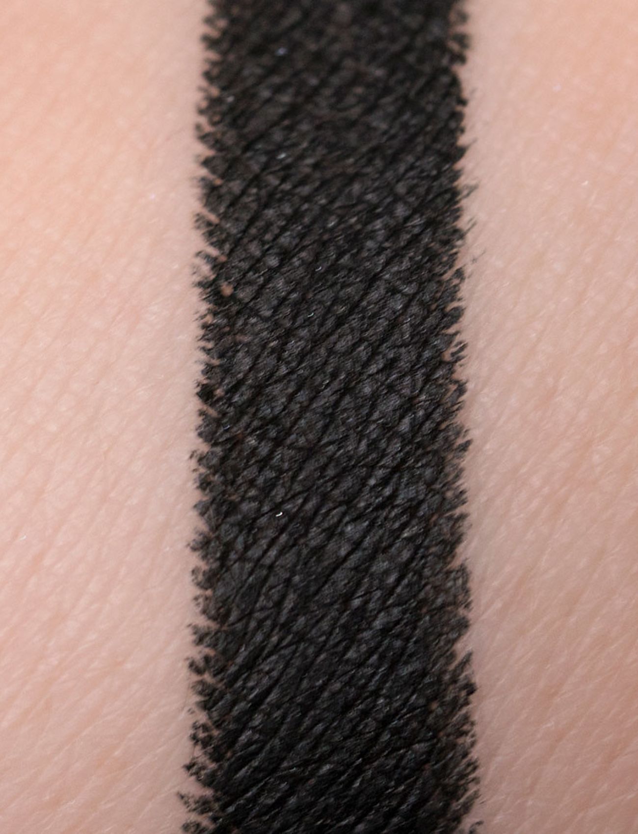 LH Cosmetics - Crayon Black - redo för date night - black - 2