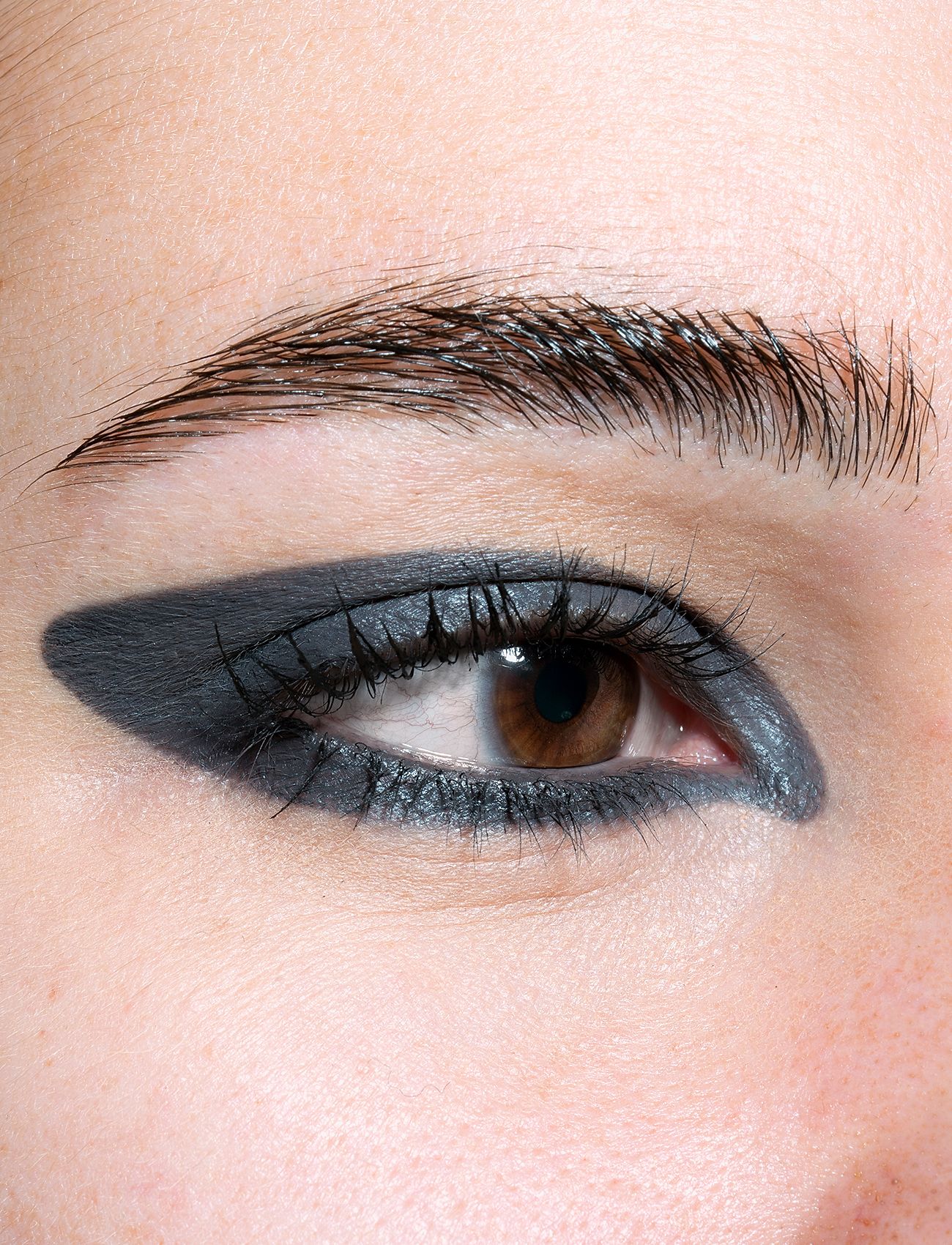 LH Cosmetics - Crayon Grey - redo för date night - grey - 2