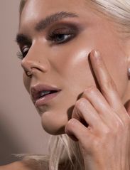 LH Cosmetics - Infinity lip gloss - läppglans - pastel peach - 3