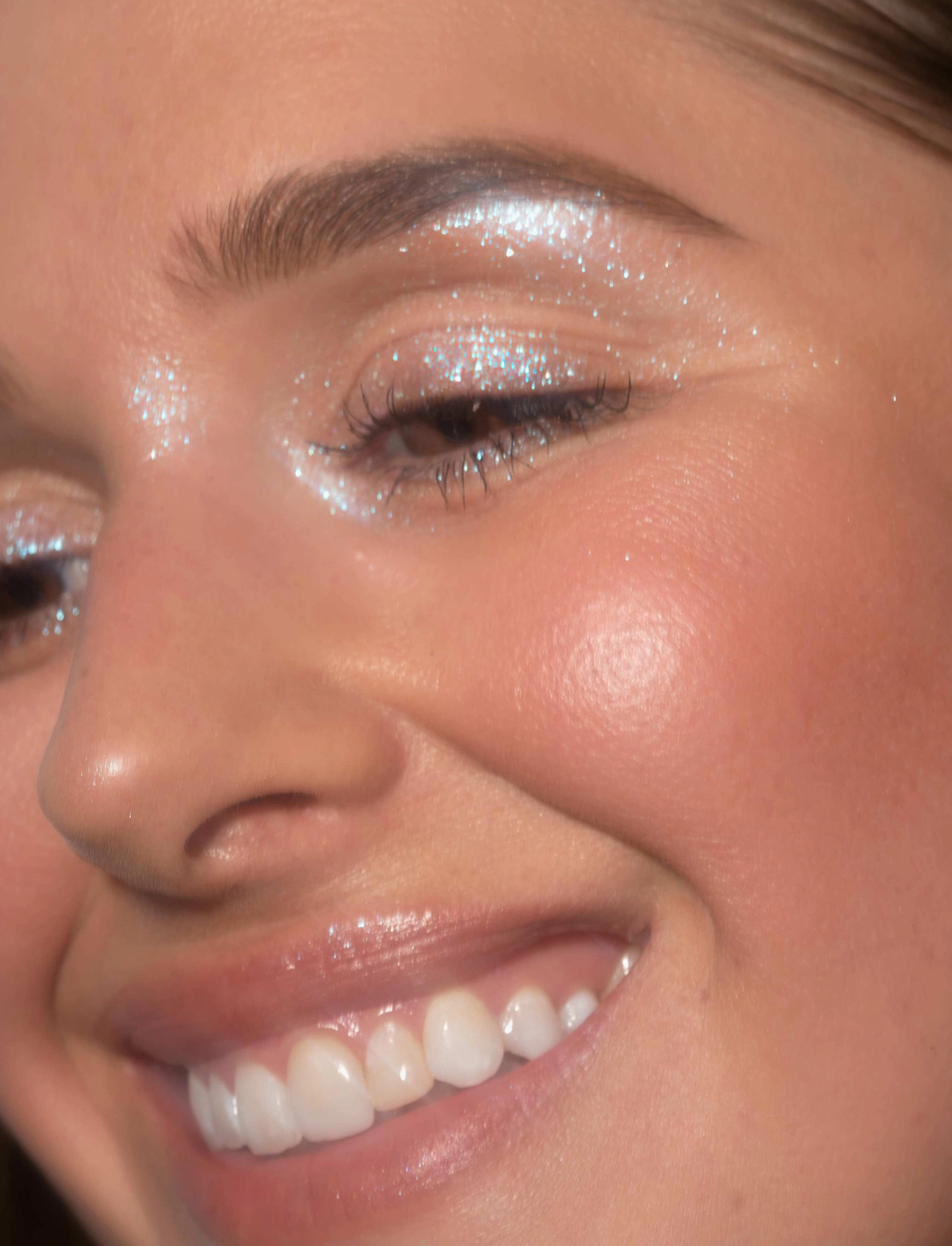 LH Cosmetics - Sparkl liquid eyeshadow & topper - bliv klar til date night - blink translucent base with blue glitter - 1