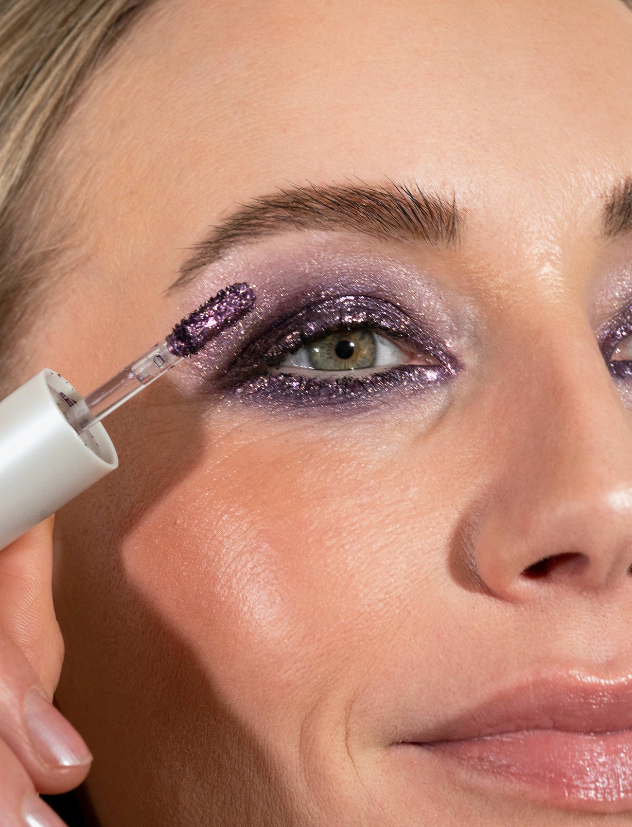 LH Cosmetics - Sparkl liquid eyeshadow & topper - redo för date night - magic deep purple with gold glitter - 1