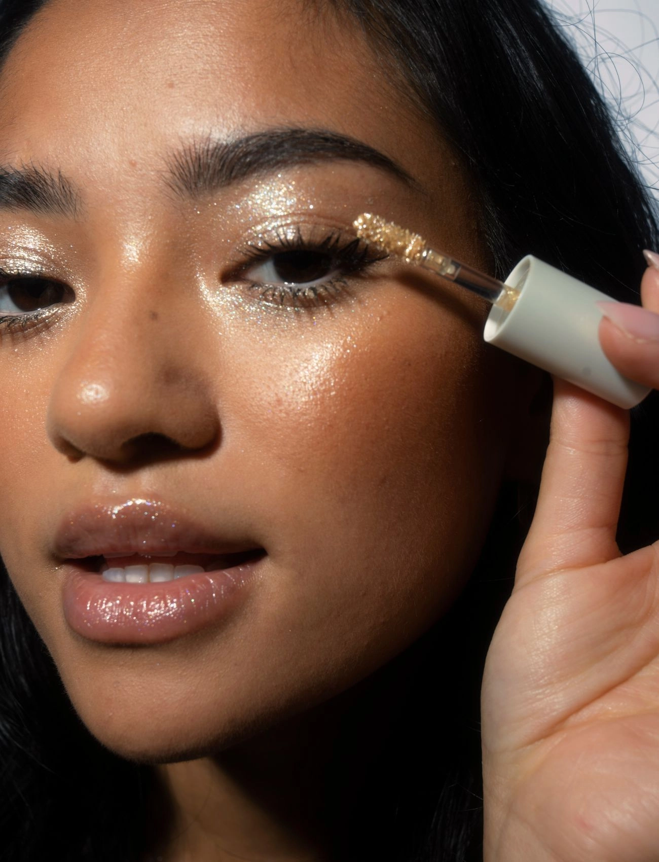 LH Cosmetics - Sparkl liquid eyeshadow & topper - bliv klar til date night - charm gold base with gold & blue glitter - 1