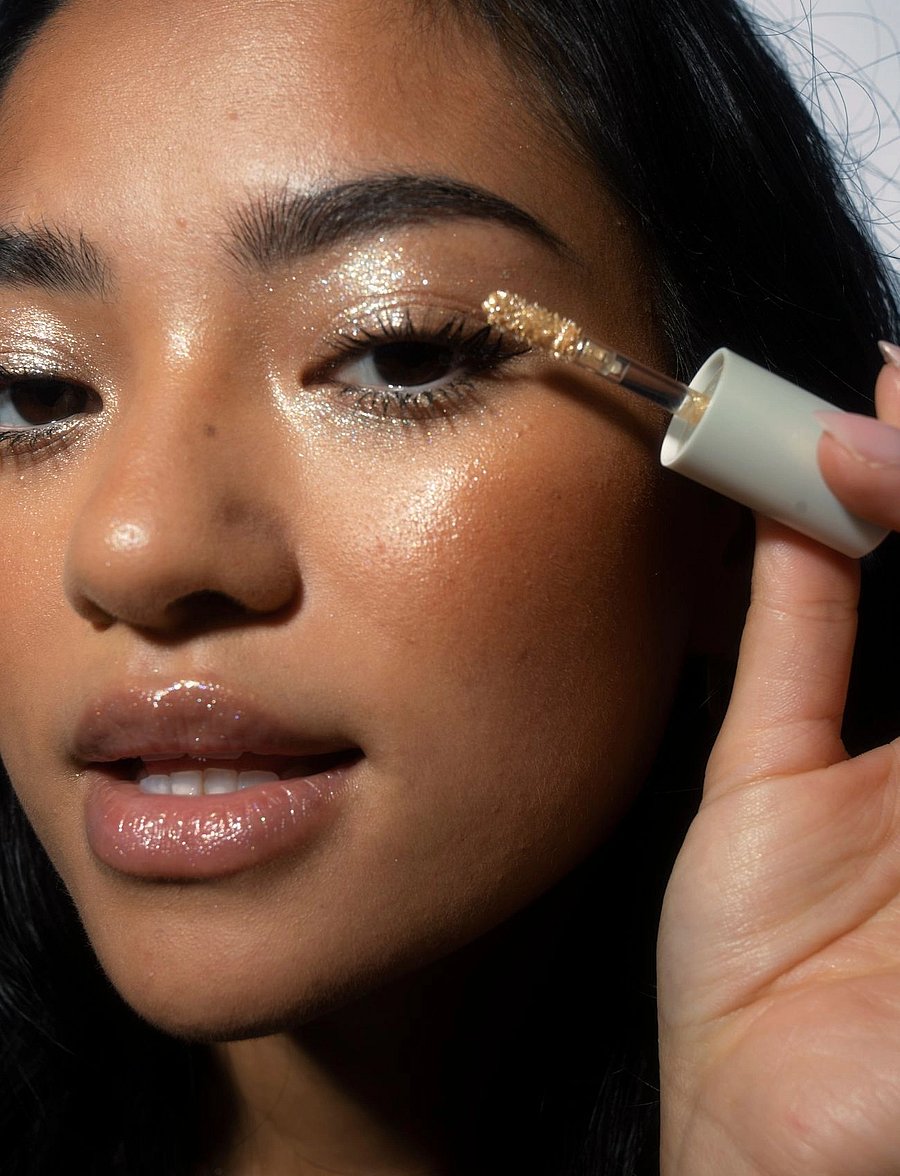 LH Cosmetics - Sparkl liquid eyeshadow & topper - redo för date night - charm gold base with gold & blue glitter - 1