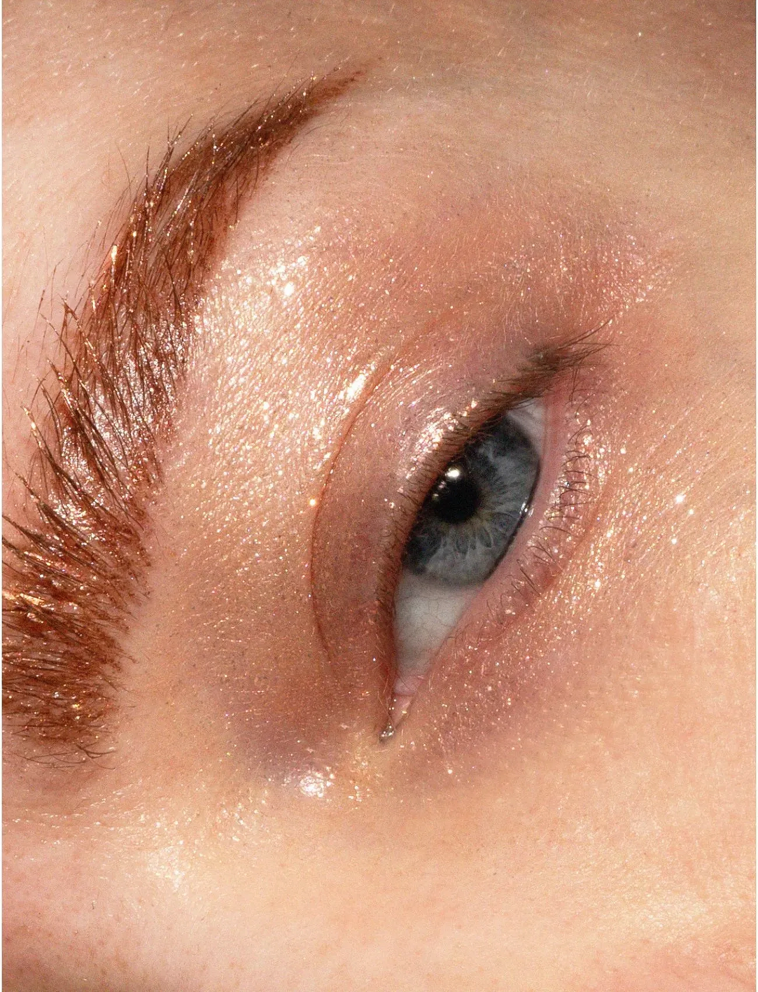LH Cosmetics - Sparkl liquid eyeshadow & topper - Øjenmakeup - wink rose-colored iridescent base with pink, gold & silver glitter - 3