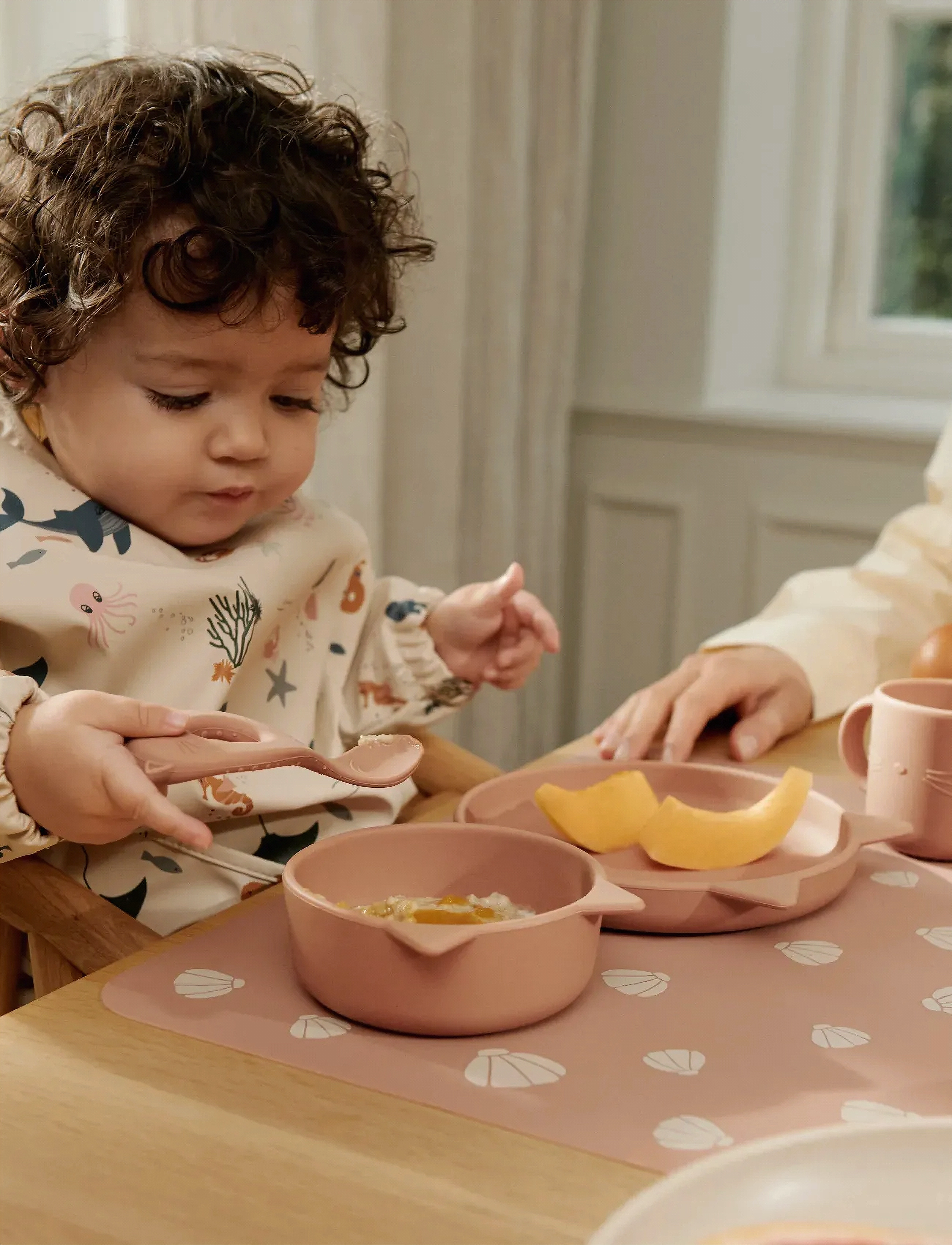 Liewood Merle Printed Cape Bib, One Size, Cream, Hagesmække > Langærmet Hagesmæk, Børn