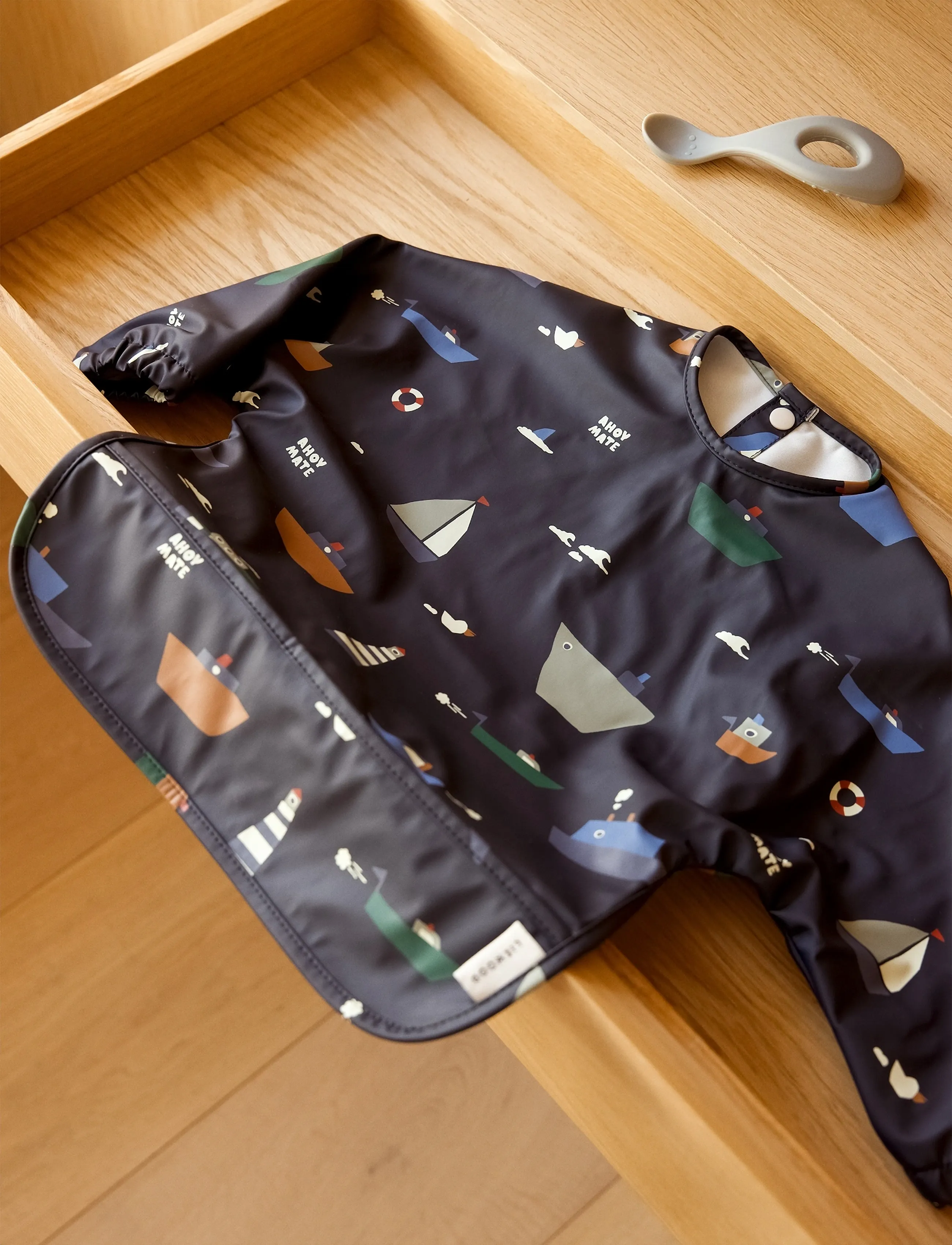 Liewood Merle Printed Cape Bib, One Size, Navy, Hagesmække > Langærmet Hagesmæk, Børn