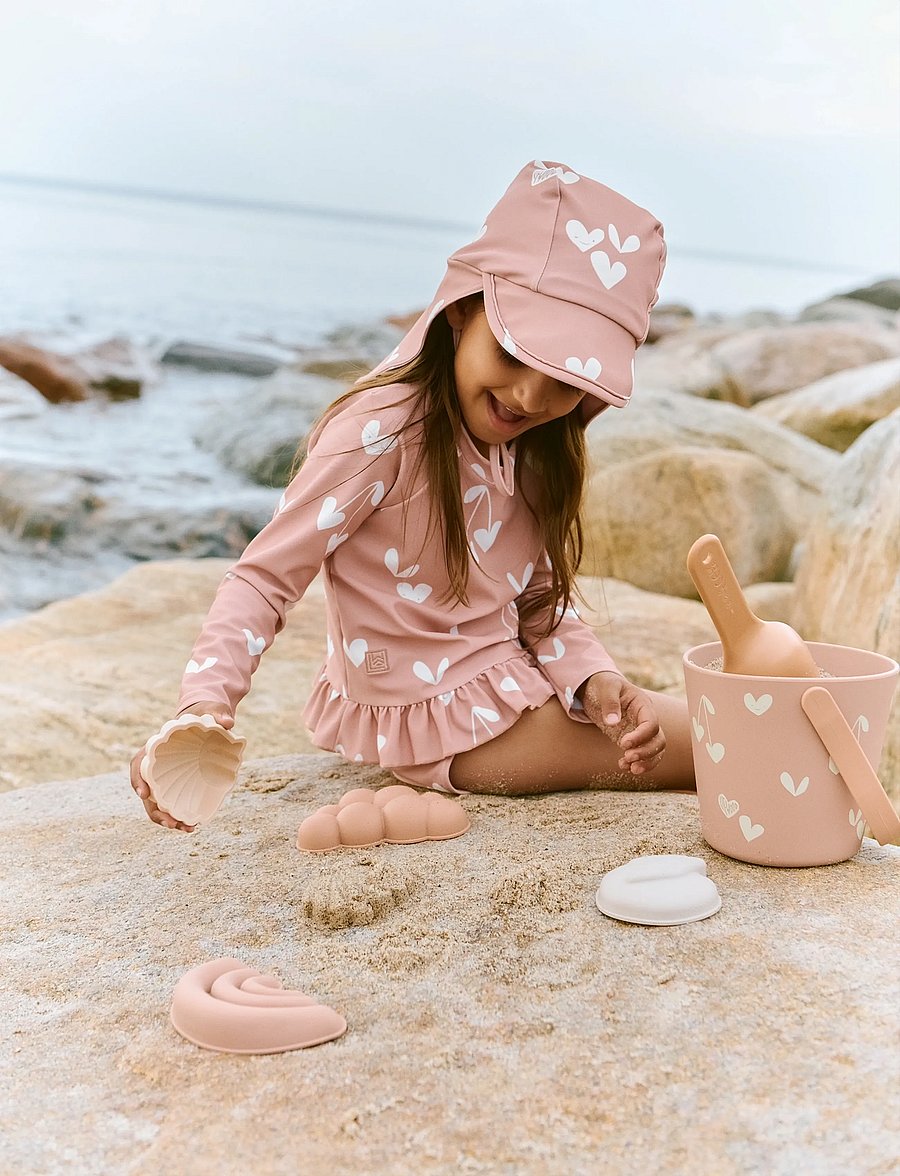 Liewood - Gilma Sweethearts Beach Set - sandleker - sweethearts / pale tuscany - 0