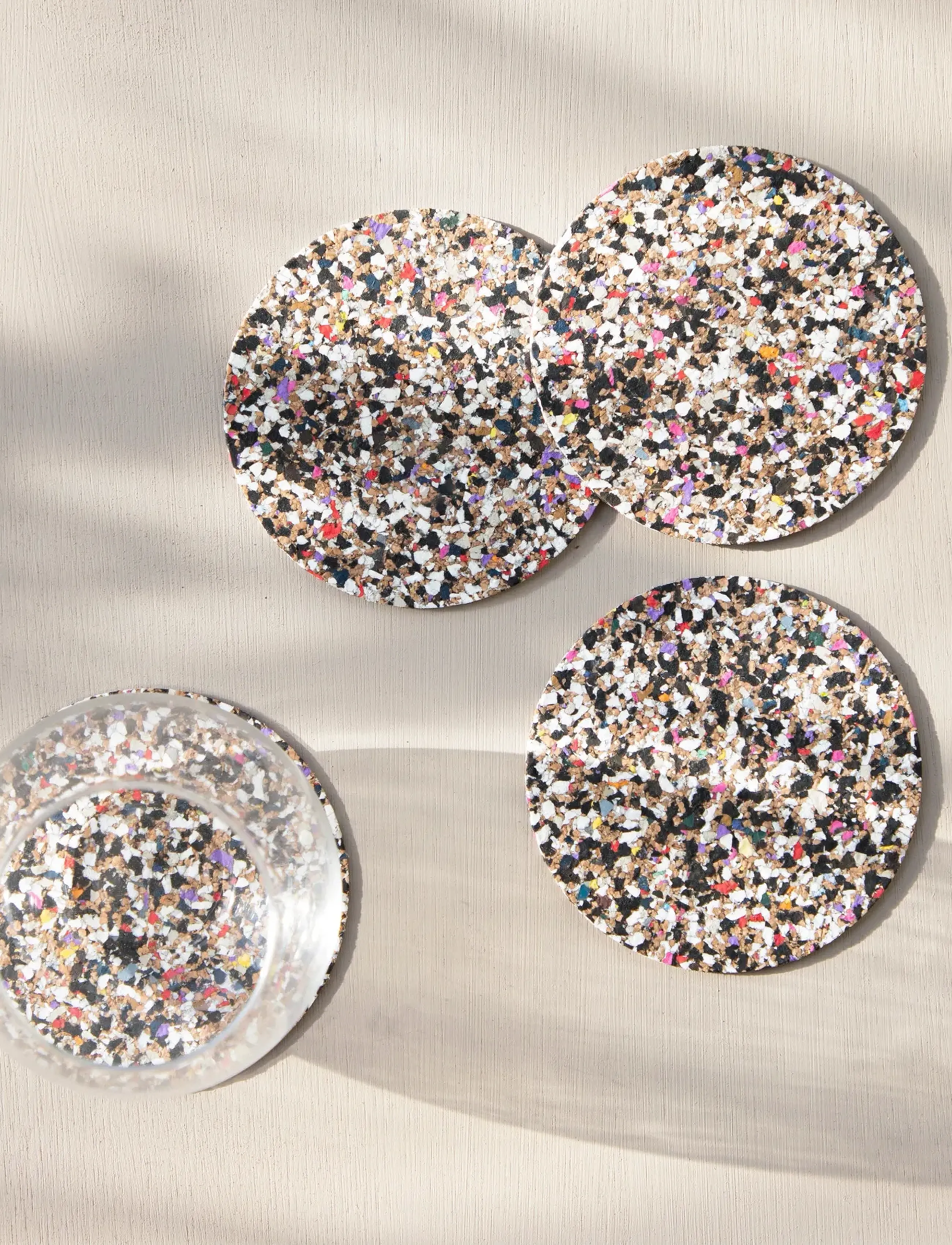 Liga Beach Clean Runde Glasbrikker, Sæt Med 4, Ø9 cm, Ø 9 cm, Multi/patterned, Tilbehør Til Spisesteder Og Borde > Bordskånere, Unisex