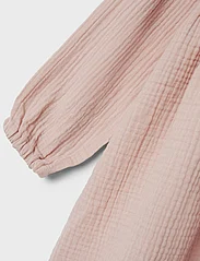Lil'Atelier - NMFBIBA LS LOOSE DRESS LIL - pikkade varrukatega vabaaja kleidid - cameo rose - 4