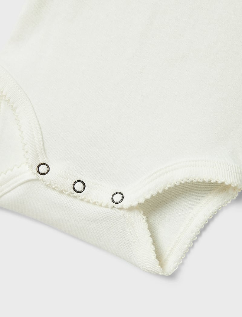 Lil'Atelier - NBFLALO TEM SS SLIM BODY LIL - kortärmade bodies - coconut milk - 2