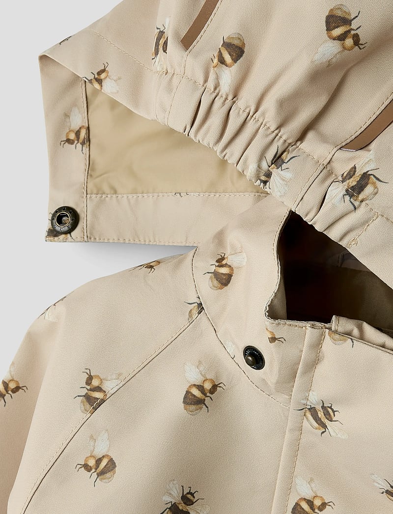 Lil'Atelier - NMNLAMINT JACKET AOP FO LIL - regnjackor - safari - 5
