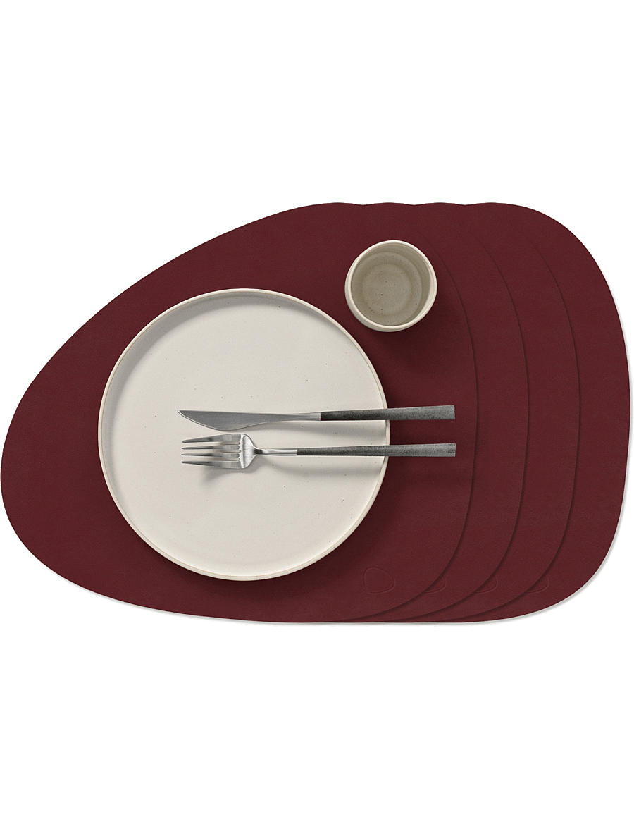 LIND DNA - 4-Set Table Mat Curve L Nupo Burgundy - platzdeckchen - burgundy - 1