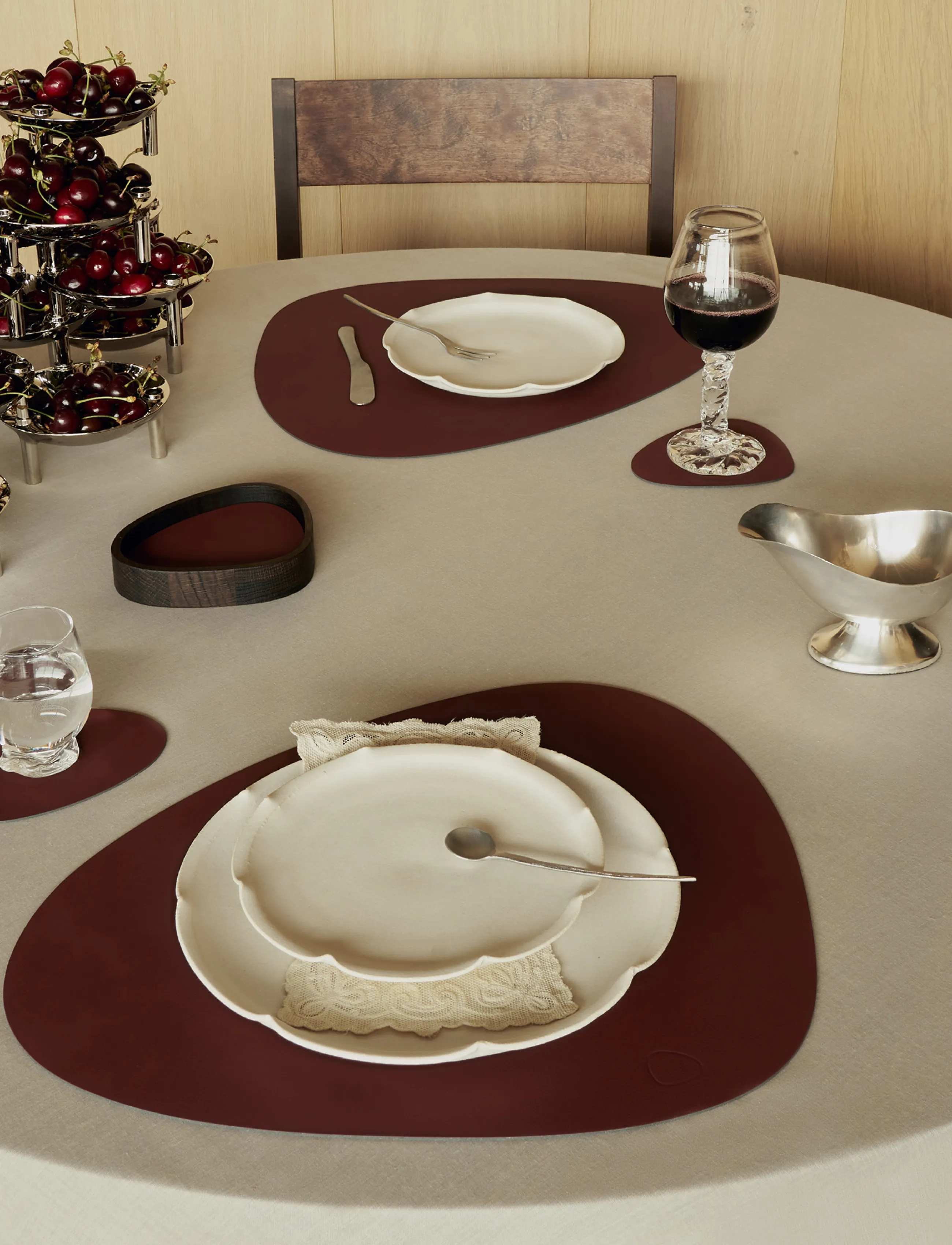 LIND DNA - 4-Set Table Mat Curve L Nupo Burgundy - platzdeckchen - burgundy - 3