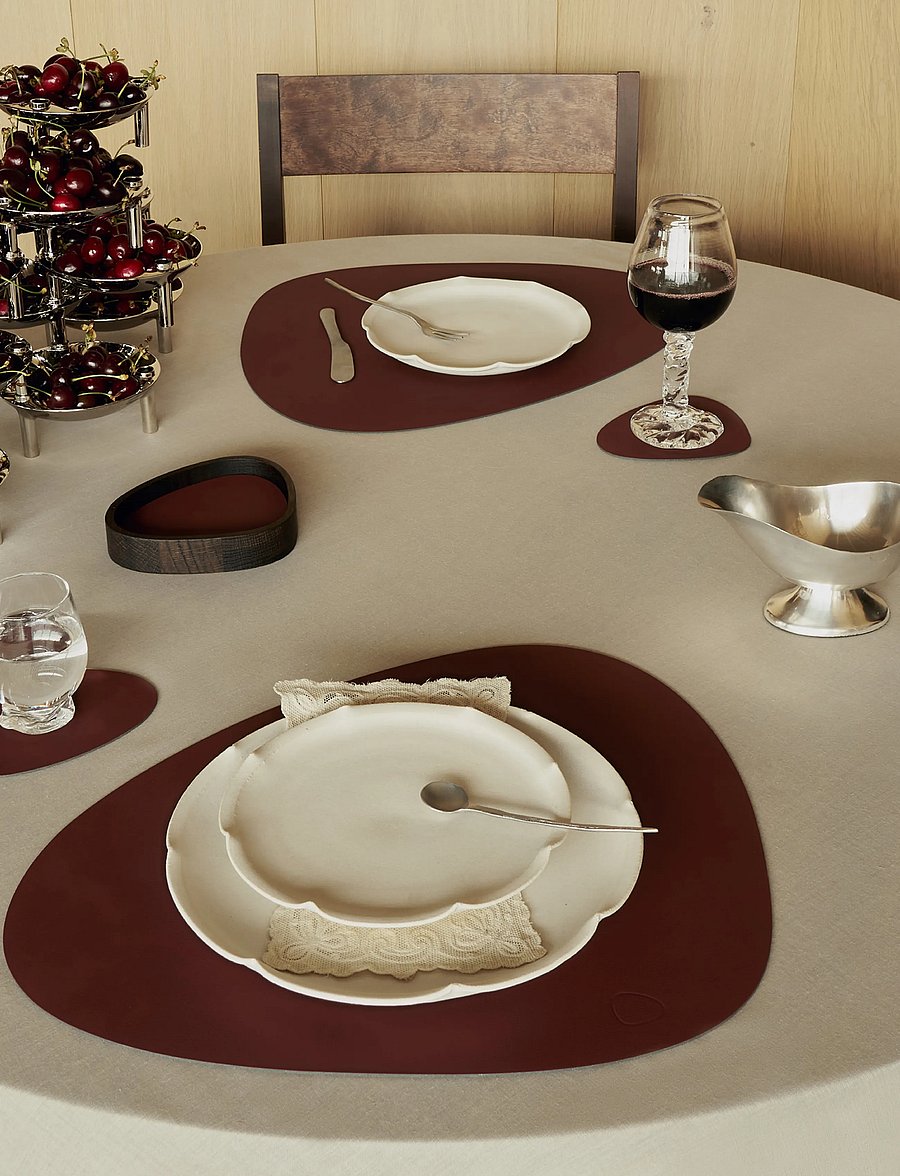 LIND DNA - 4-Set Table Mat Curve L Nupo Burgundy - platzdeckchen - burgundy - 3