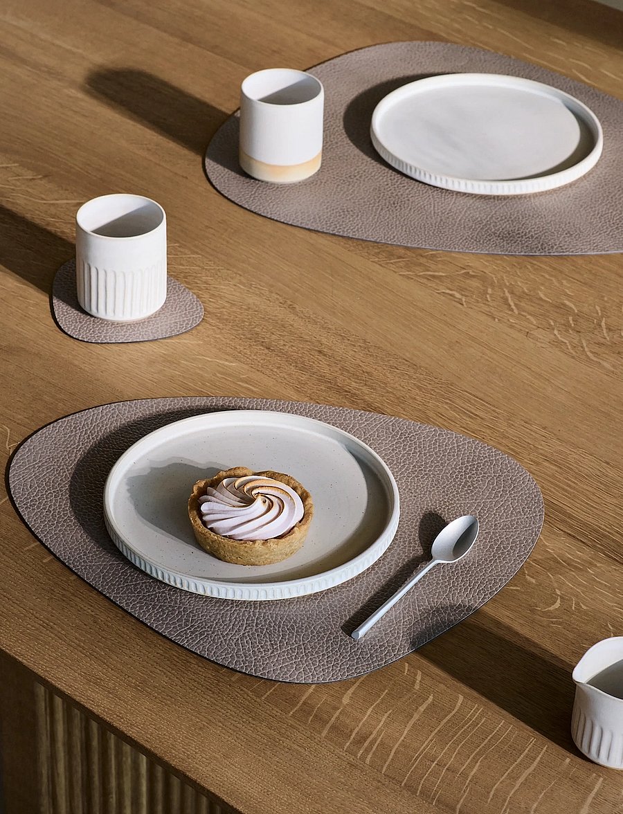 LIND DNA - Gift Set Table Mat Curve + Glass Mat Curve Hippo Warm Grey 4 Pcs - taldrikualused - warm grey - 0