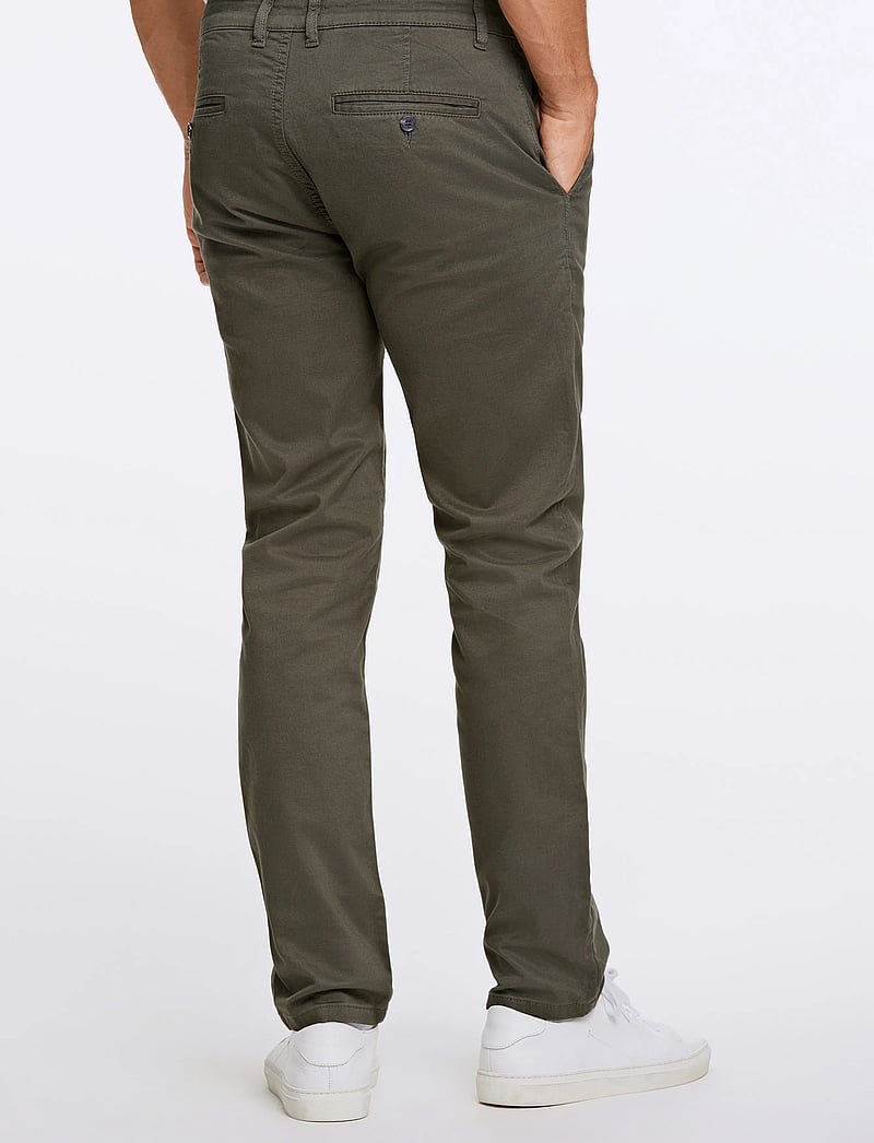 Lindbergh Black - 1927: Cashmere touch superflex chi - chinos - army - 3