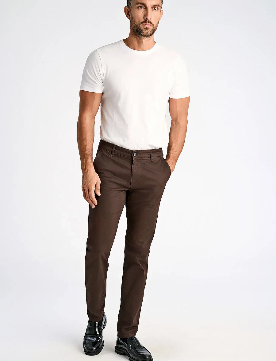 Lindbergh Black - 1927: Cashmere touch superflex chino pants - chinos - dk chocolate - 0