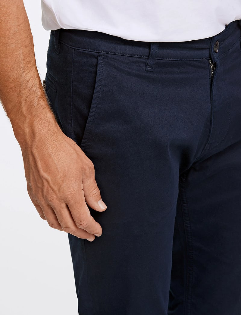 Lindbergh Black - 1927: Cashmere touch superflex chino pants - chino püksid - dk navy - 5