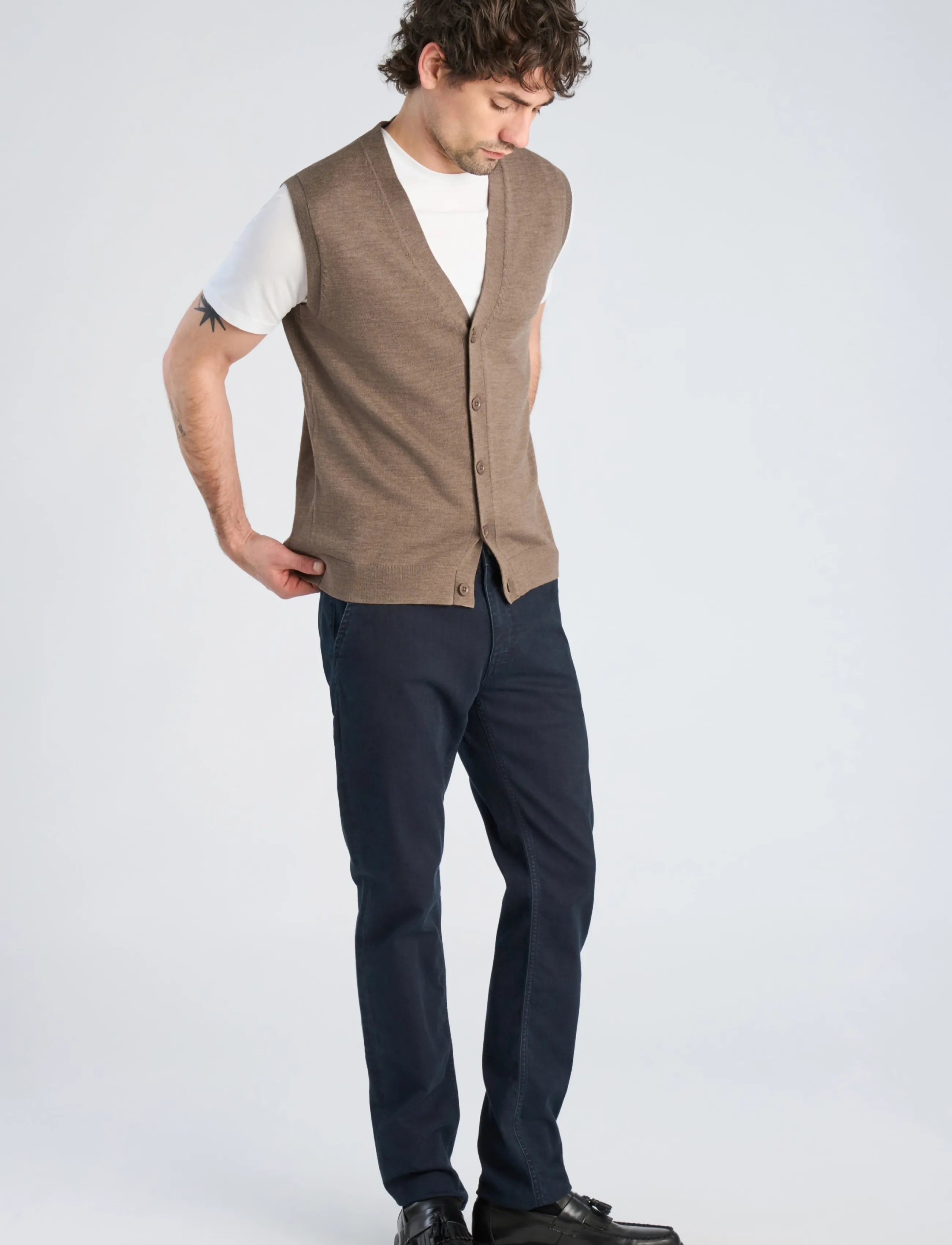 Lindbergh Black - 100 % merino botton through vest - stickade västar - dk sand mel - 0