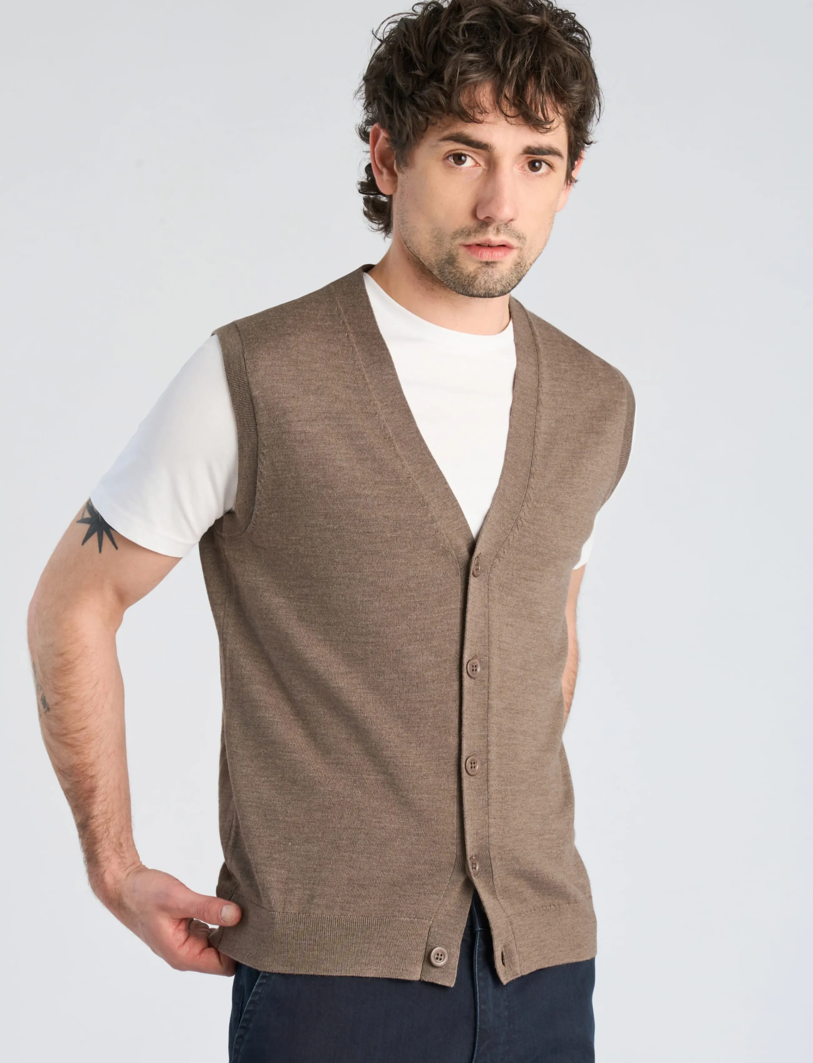 Lindbergh Black - 100 % merino botton through vest - stickade västar - dk sand mel - 3