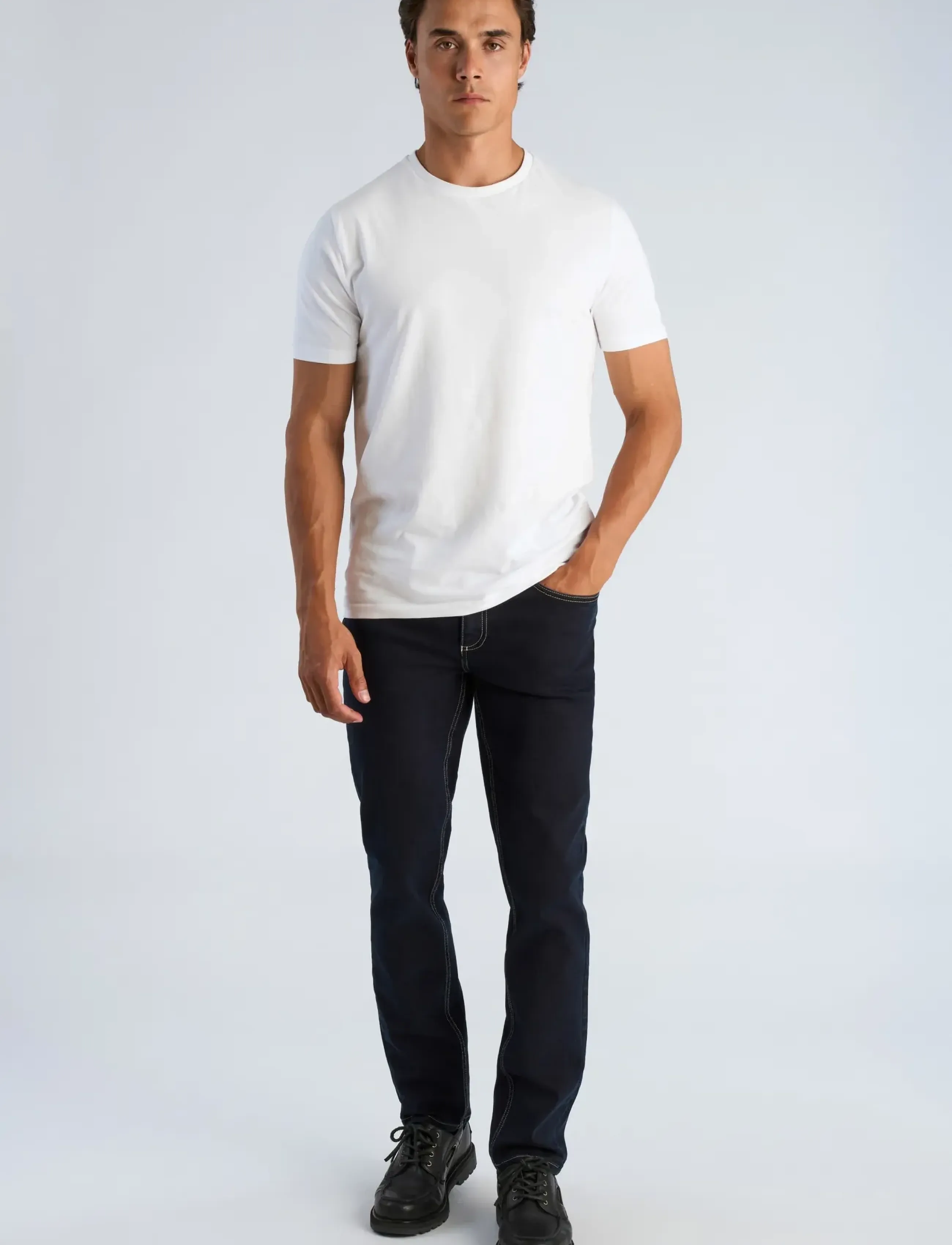 Lindbergh - Tapered fit jeans - trousers & jeans - dk blue - 0