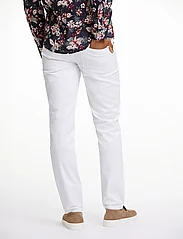 Lindbergh - Tapered fit superflex jeans - tapered jeans - white - 4