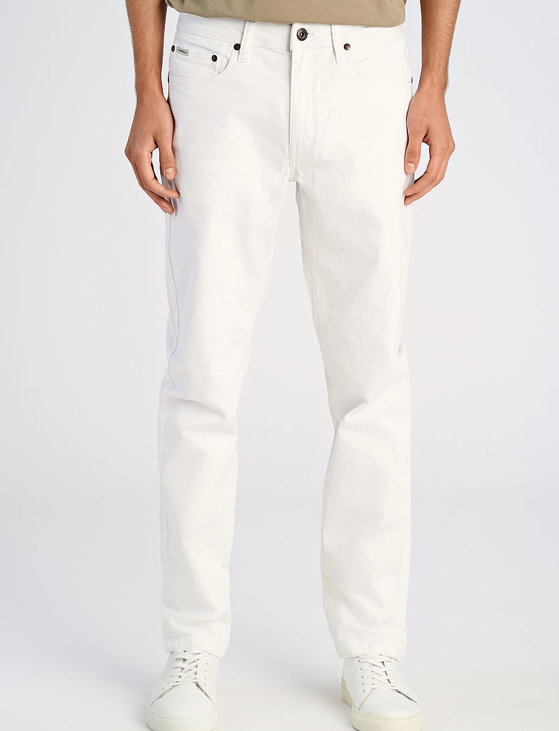 Lindbergh - Tapered fit superflex jeans - tapered jeans - white - 3