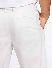 Lindbergh - Wide fit pants - chinos - off white - 6