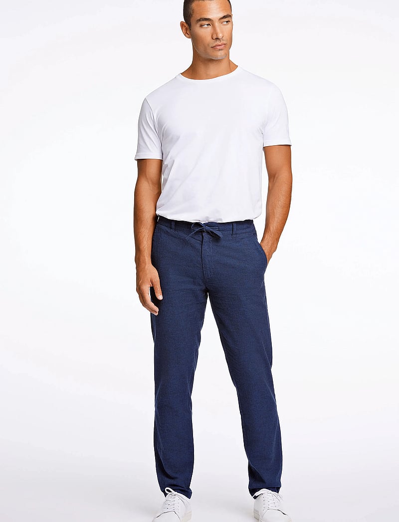 Lindbergh - Linen pants - hørbukser - dk blue - 4
