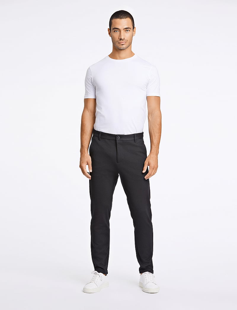 Lindbergh - Superflex knitted cropped pant - casual byxor - black - 0