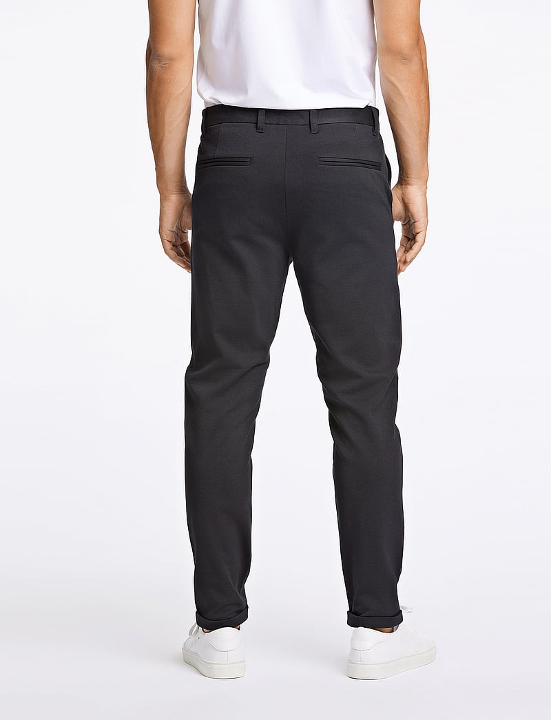 Lindbergh - Superflex knitted cropped pant - casual byxor - black - 4