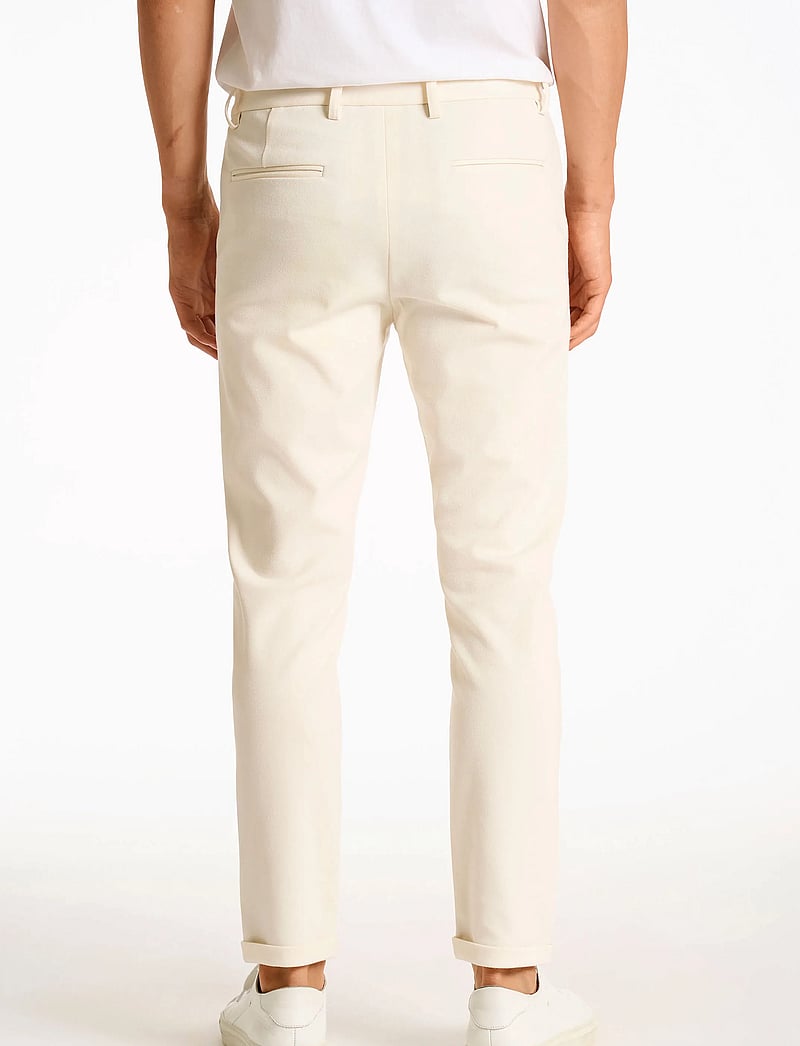 Lindbergh - Superflex knitted cropped pant - vabaaja püksid - pearl white - 3