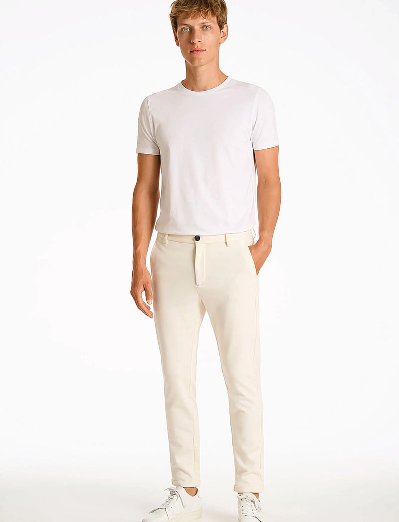 Lindbergh - Superflex knitted cropped pant - vabaaja püksid - pearl white - 4