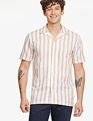 Lindbergh - Cot/lin striped resort S/S - short-sleeved shirts - sand - 3