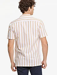 Lindbergh - Cot/lin striped resort S/S - kortärmade skjortor - sand - 4