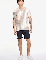 Lindbergh - Cot/lin striped resort S/S - short-sleeved shirts - sand - 2