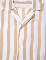 Lindbergh - Cot/lin striped resort S/S - kortærmede skjorter - sand - 6