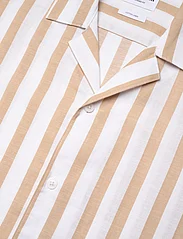 Lindbergh - Cot/lin striped resort S/S - short-sleeved shirts - sand - 7