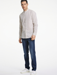 Lindbergh - Mandarin linen blend shirt L/S - linneskjortor - stone - 4