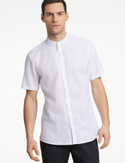 Lindbergh - Mandarin linen blend shirt S/S - nordisk stil - white - 0