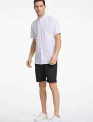 Lindbergh - Mandarin linen blend shirt S/S - alhaisimmat hinnat - white - 4