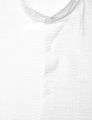 Lindbergh - Seersucker manderin shirt L/S - avslappede skjorter - white - 4