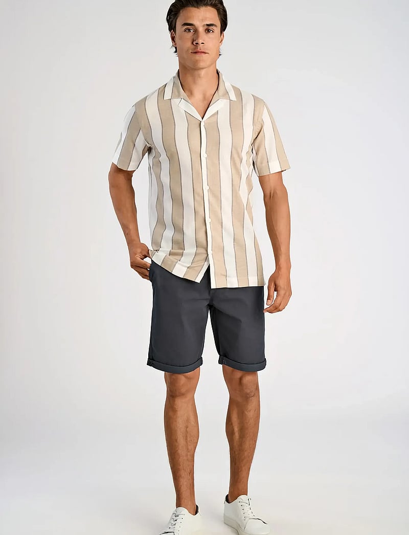 Lindbergh - Striped linen/cotton shirt S/S - midsommar - sand - 0