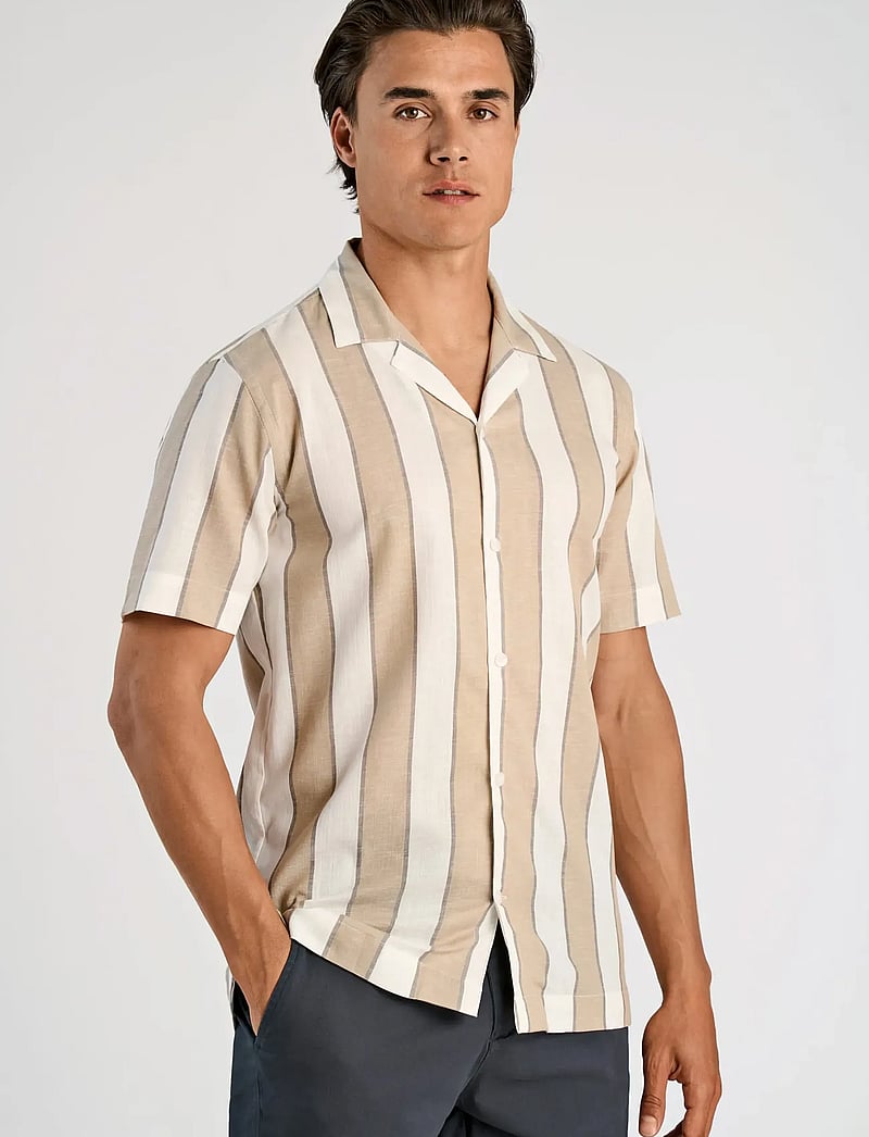 Lindbergh - Striped linen/cotton shirt S/S - midsommar - sand - 3