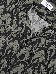 Lindbergh - Leaf AOP shirt L/S - rennot kauluspaidat - army - 5