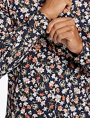 Lindbergh - AOP floral shirt L/S - avslappede skjorter - coral - 2