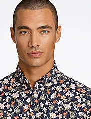 Lindbergh - AOP floral shirt L/S - avslappede skjorter - coral - 3