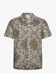 Lindbergh - Paisley AOP shirt S/S - kortærmede skjorter - lt army - 0
