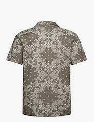 Lindbergh - Paisley AOP shirt S/S - kortærmede skjorter - lt army - 1